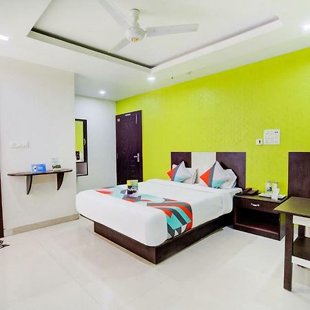 Hotel Chirom Palace Guwahati Buitenkant foto