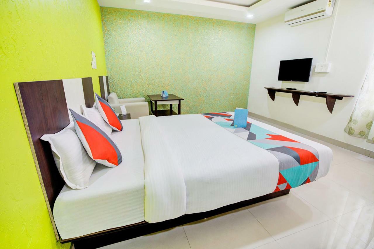 Hotel Chirom Palace Guwahati Buitenkant foto