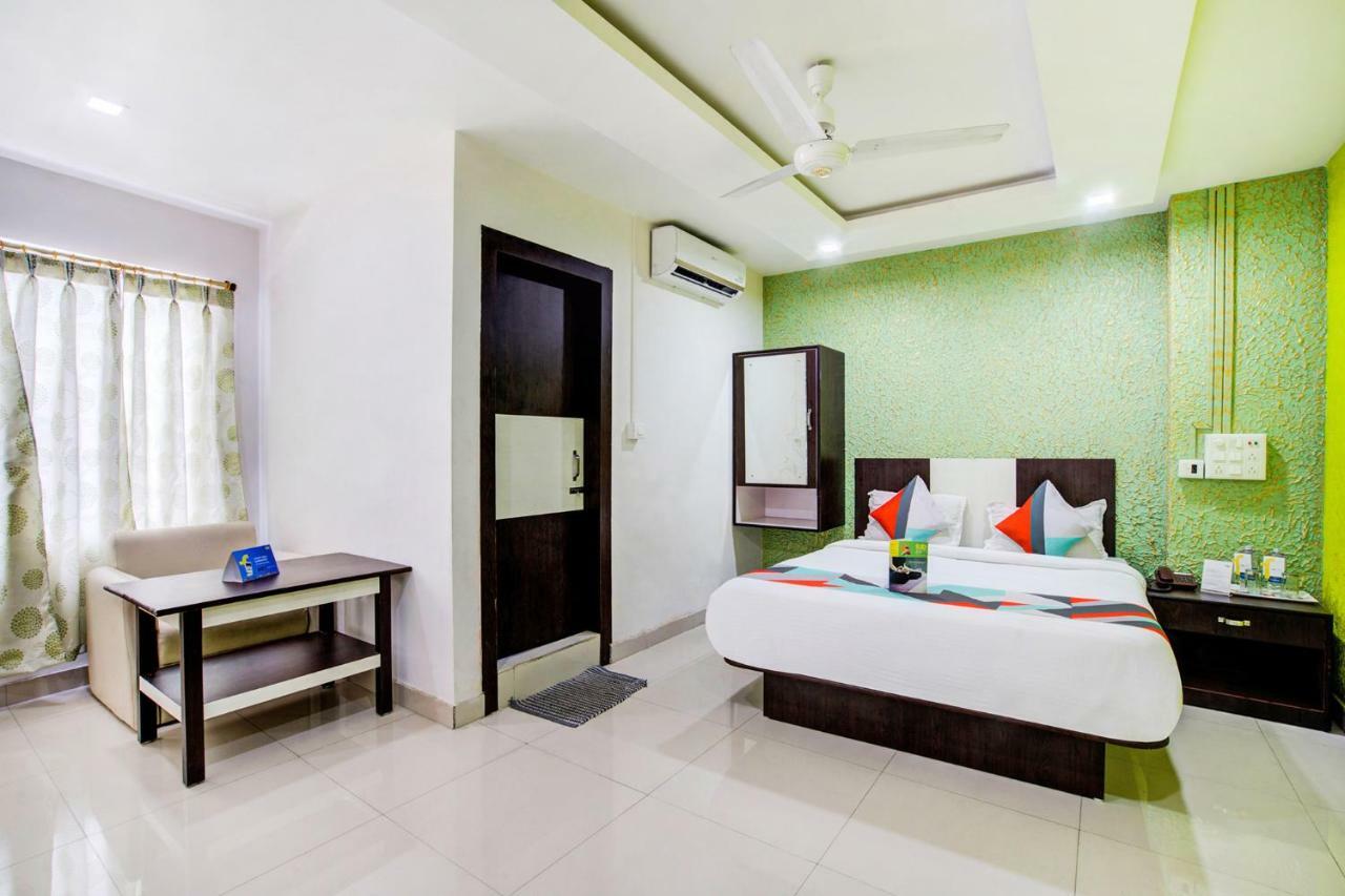 Hotel Chirom Palace Guwahati Buitenkant foto